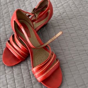 Clarks. It’s a very comfortable shoes .